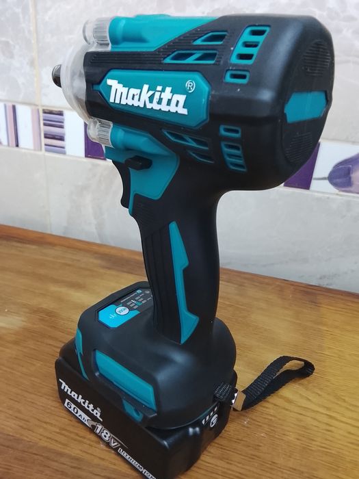 Impact cu înșurubat Makita DTW 300 cu o baterie de 6a Nou