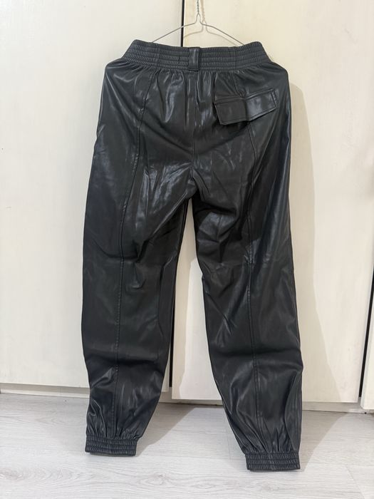 Кожен карго панталон Bershka и още