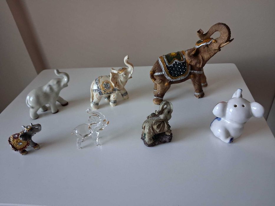 Сувенири: Комплект слончета, Комплект миден , Комплект магнити за хладилник.