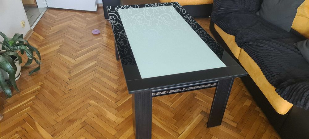 Версаче маса, разтегателна в перфектно състояние.(140х80 или 180х80)