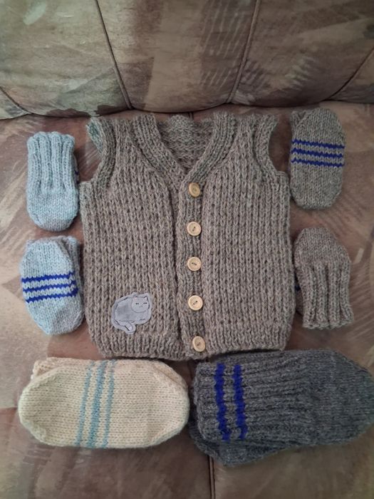 Вълнени плетени чорапи  с тройна нишка на конеца–5 €.