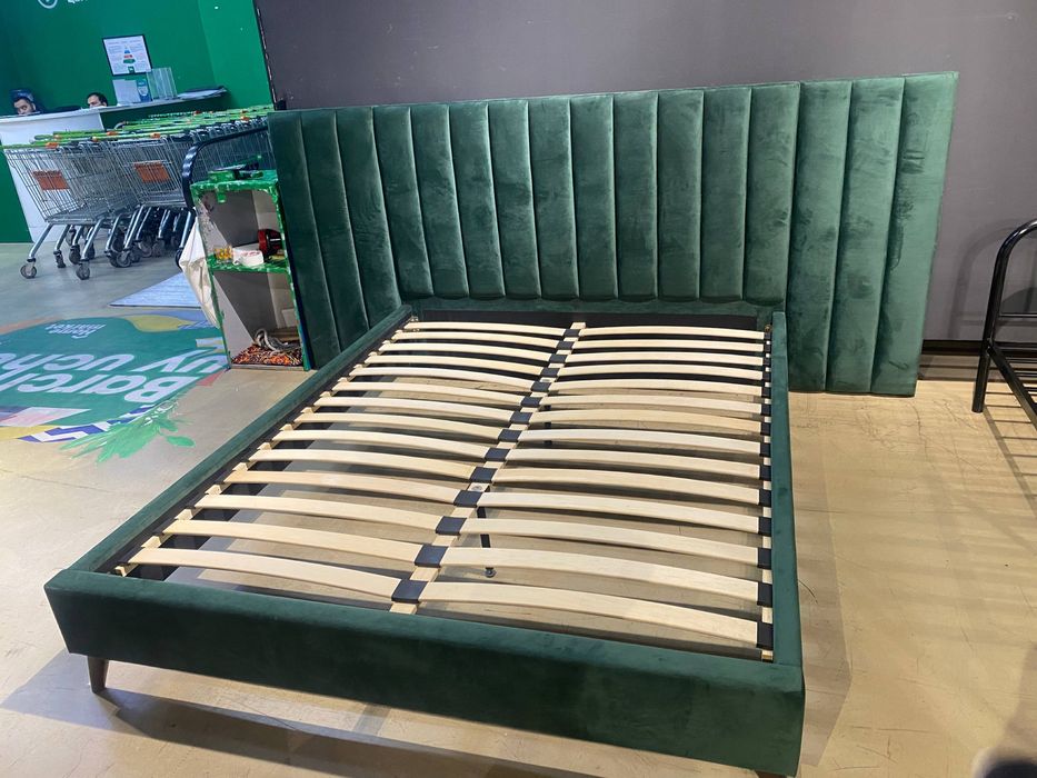 Новый Кроват с обивкой очень шикарный  продам срочно