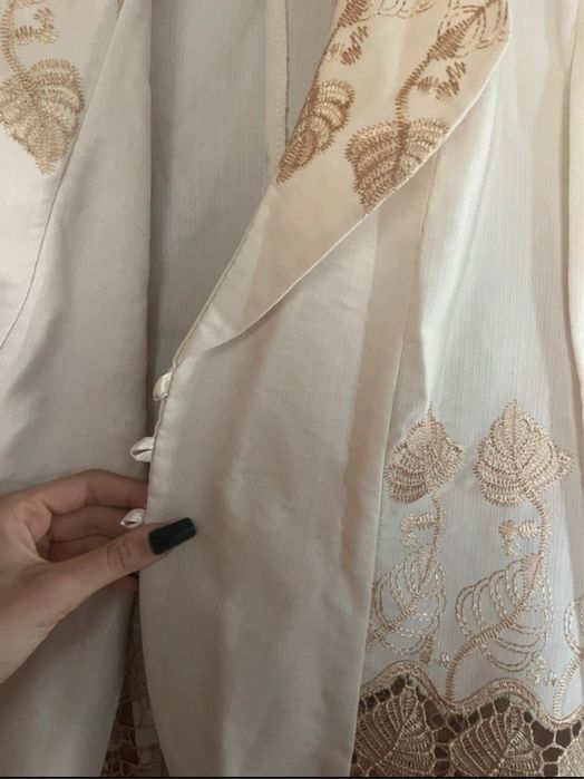 compleu model deosebit format din sacou si fusta