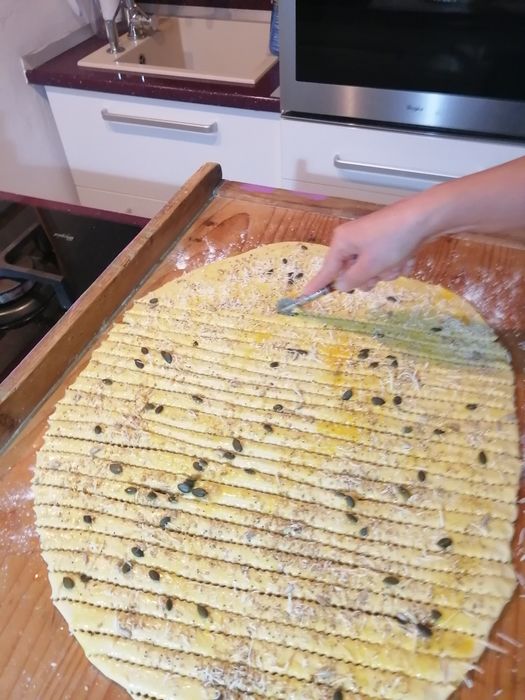 Saratele de casa cu semințe și parmezan