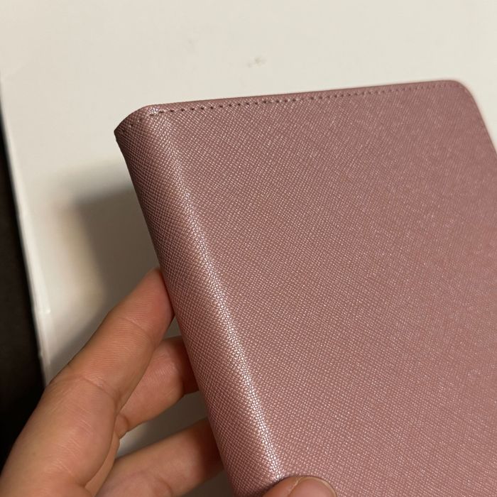 Husă-stand Kindle Paperwhite 11 (6,8”) cu curea de mână