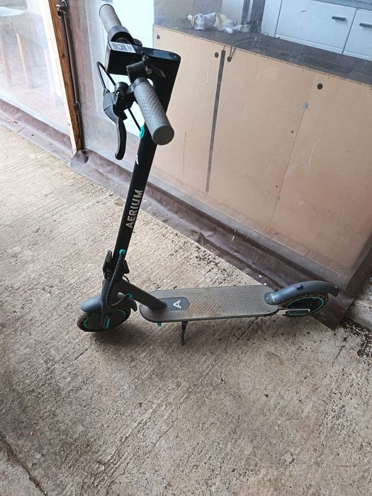 Vând trotineta electrica aerium