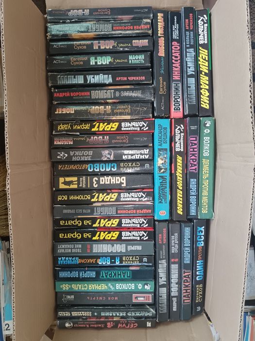 Книги романы детективы сказки школьные в шкаф полку в дом квартиру