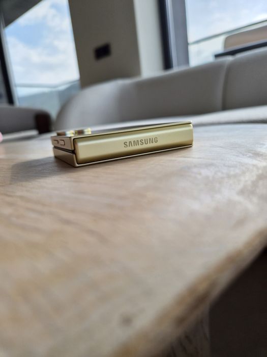 Samsung Flip 6 Gold 512gb 6 месеца гаранция