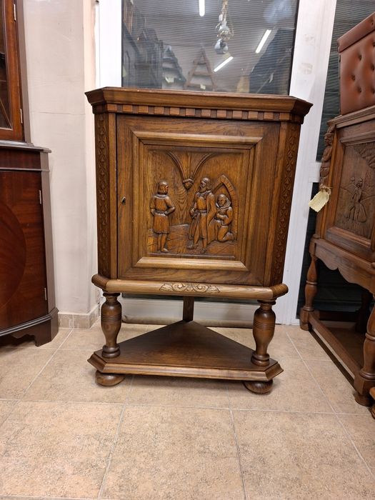 Винтидж ъглов шкаф с богата дърворезба