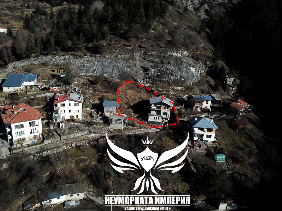 Триетажна къща с гараж и изолация 210РЗП с 564кв двор село Момчиловци