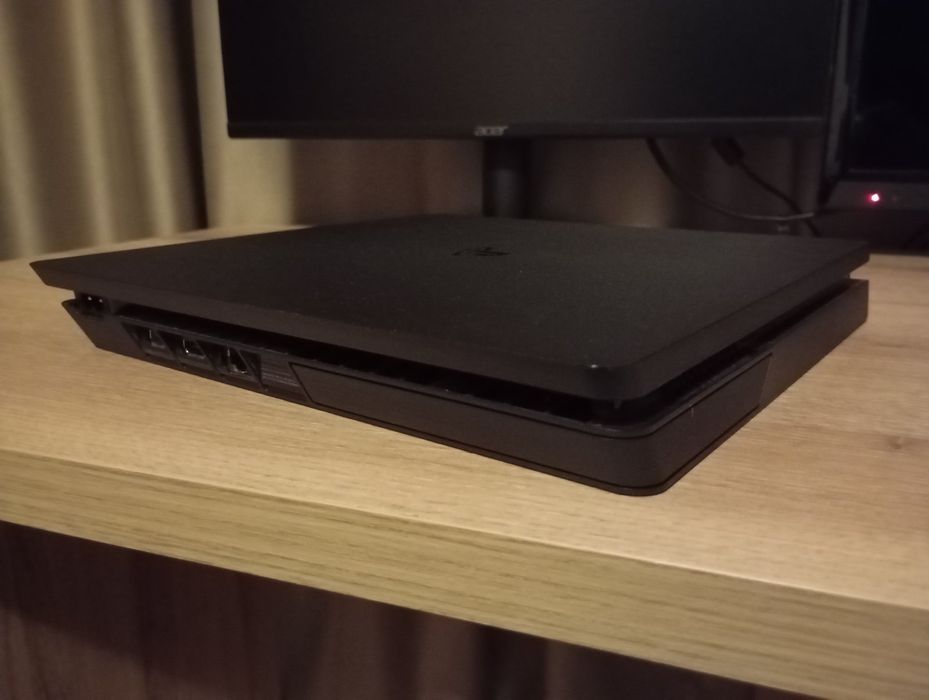 Playstation 4 с един контролер и 7 броя игри