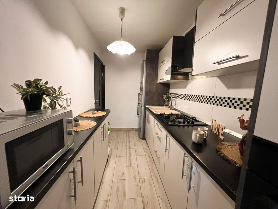 Apartament pe 2 nivele, 4 camere, parcare, str Sesul de sus