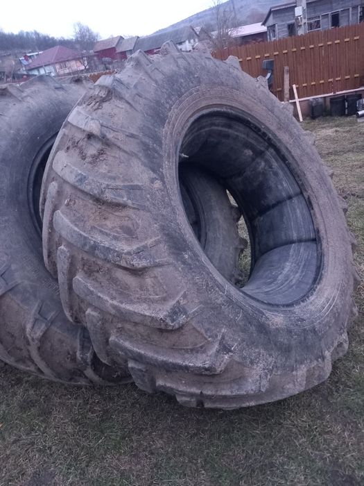 Vând cauciucuri tractor