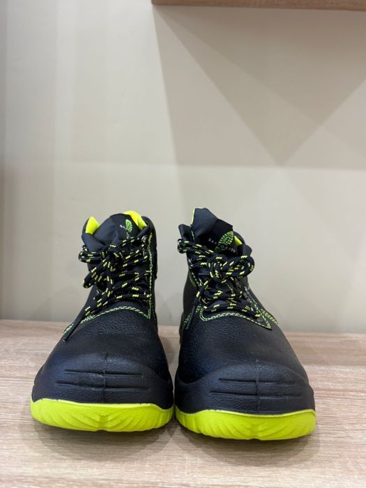 Продается спец.обувь осенний новый