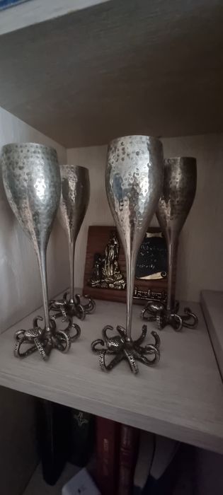 Se vând pahare șampanie!