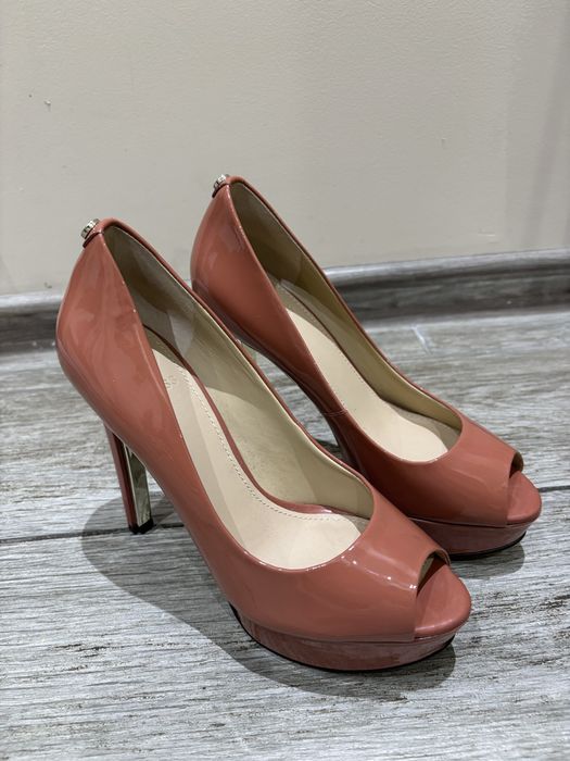 Оригинални обувки на ток guess