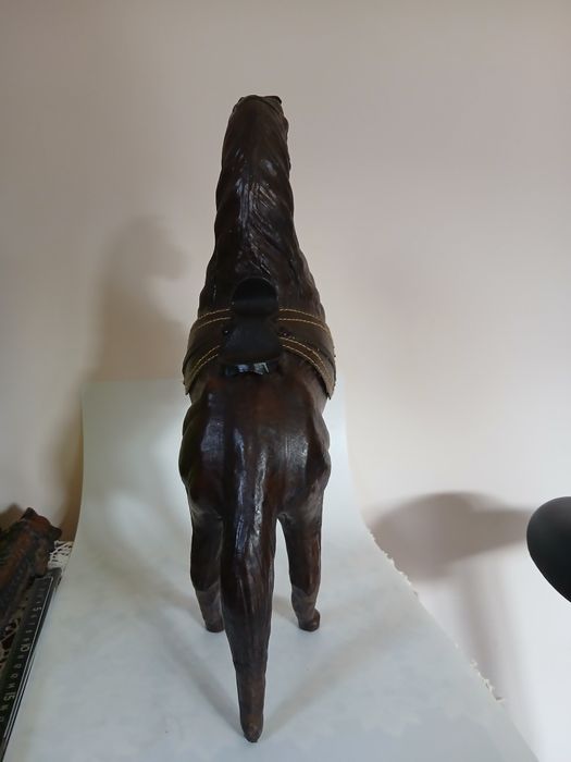 Cal anvelopat in piele,vintage.