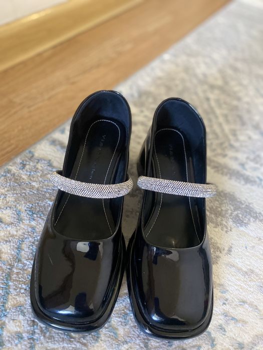 Туфли , сандали.