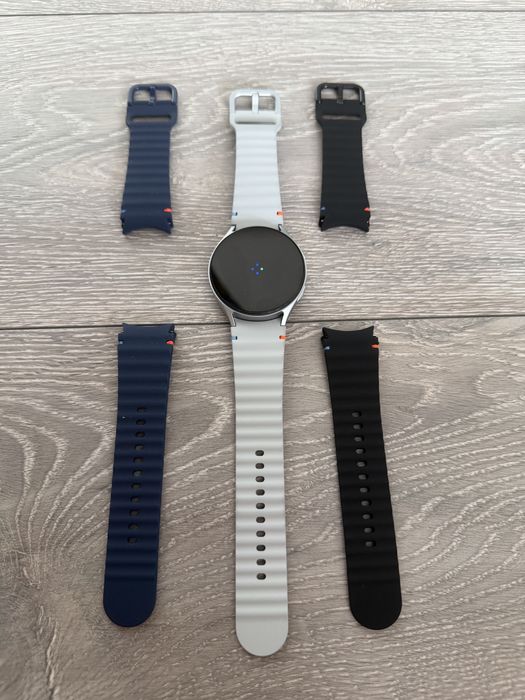 Samsung Galaxy Watch 7 44mm - отлично състояние , с гаранция и допълнителни каишки