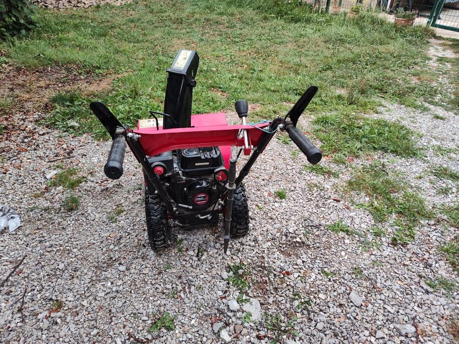 Самоходен бензинов снегорин HECHT 9555, 5.5 к.с., 56 см