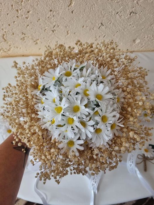 Нежни бутониери за ревер гривни булчински букет сватба