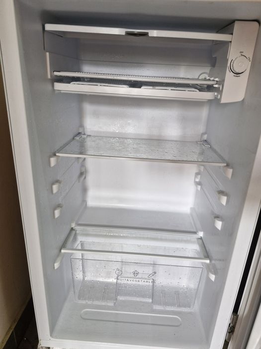 Frigider , încă în garanție.