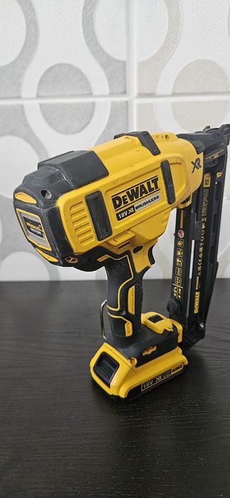 Pistol cuie Dewalt dcn 660