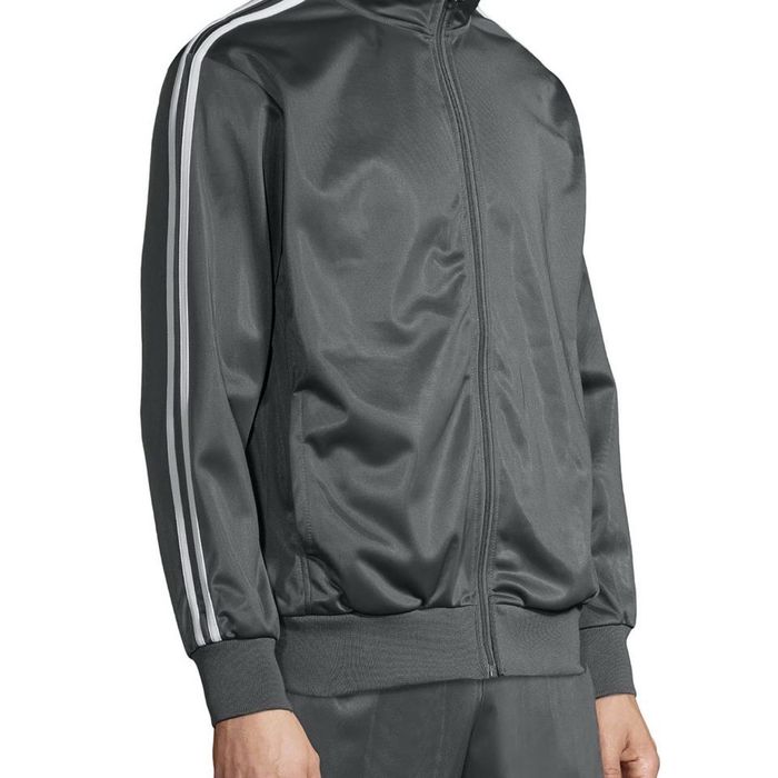 Оригинальные спортивные ветровки на молнии.