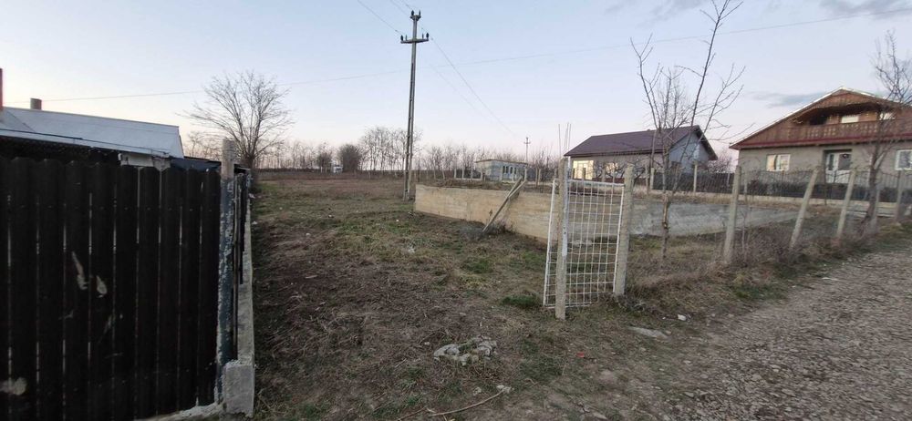 Teren cu fundație pentru casă