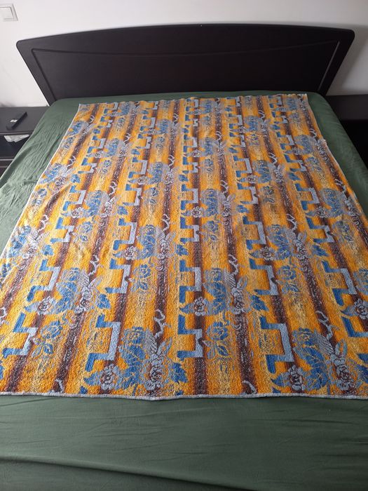 Vand paturica groasa 130 x 170 cm si vaza  in stare foarte buna