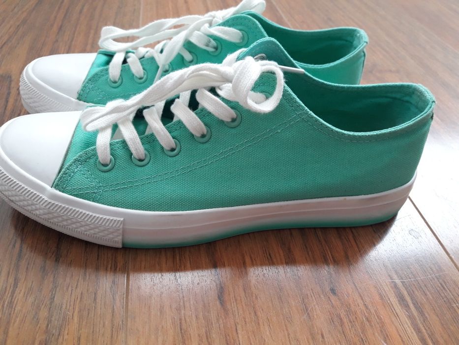 No 40 Цветни кецове