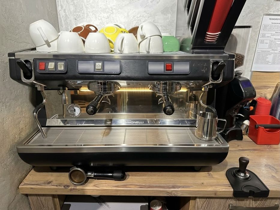 Продам профессиональную кофемашину SIMONELLI APPIA