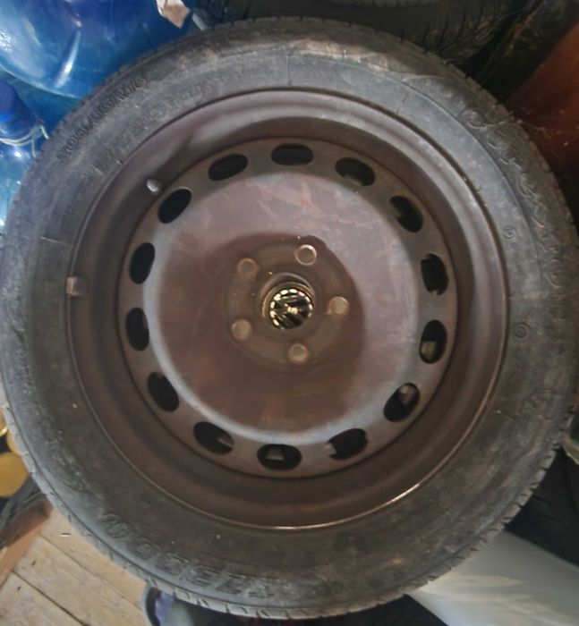 Продавам 8 гуми с джанти и тасове 5×112