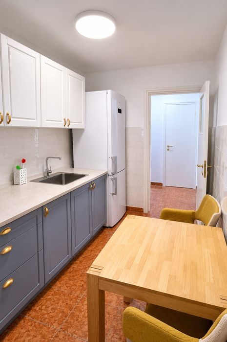 Vand apartament cu 2 camere zona Victoriei