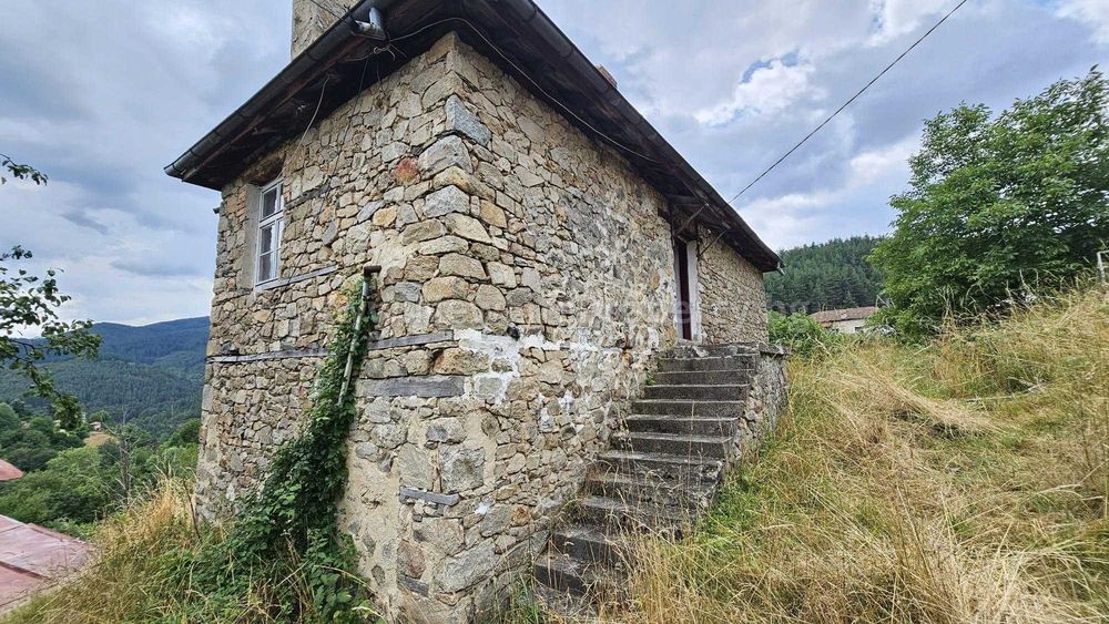 Двуетажна къща в планината, с. Давидково, област Смолян