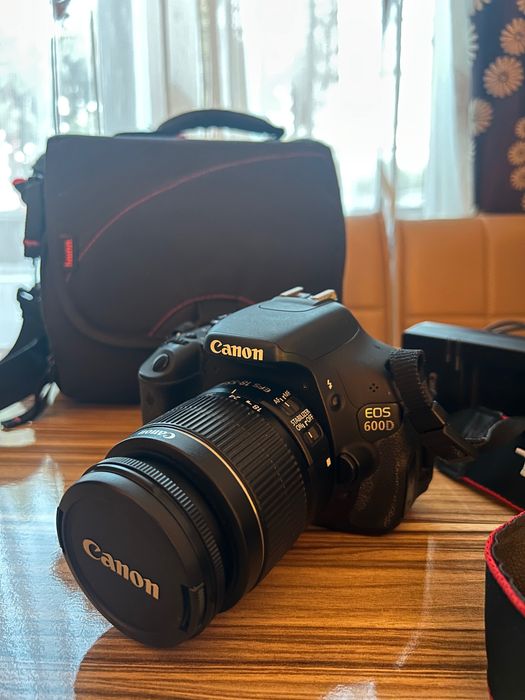 Canon 600D + obiectiv 18-55mm