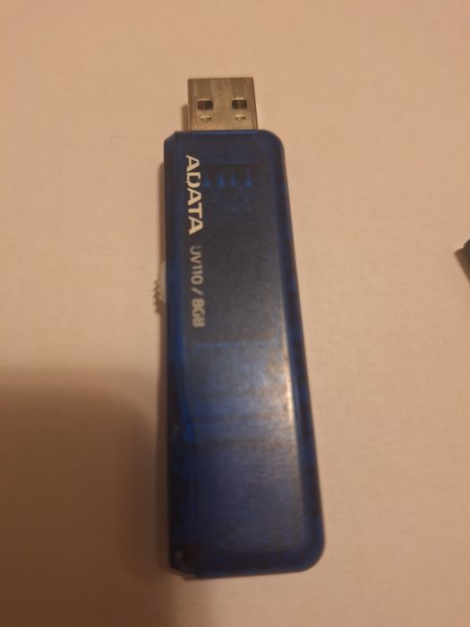 3 memorii stick USB 1x64bg Intenso, 2x8gb Intenso si Adata -pret 30lei