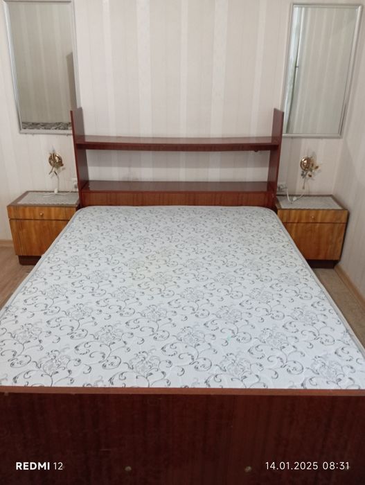 Кровать с прикроватными тумбочками