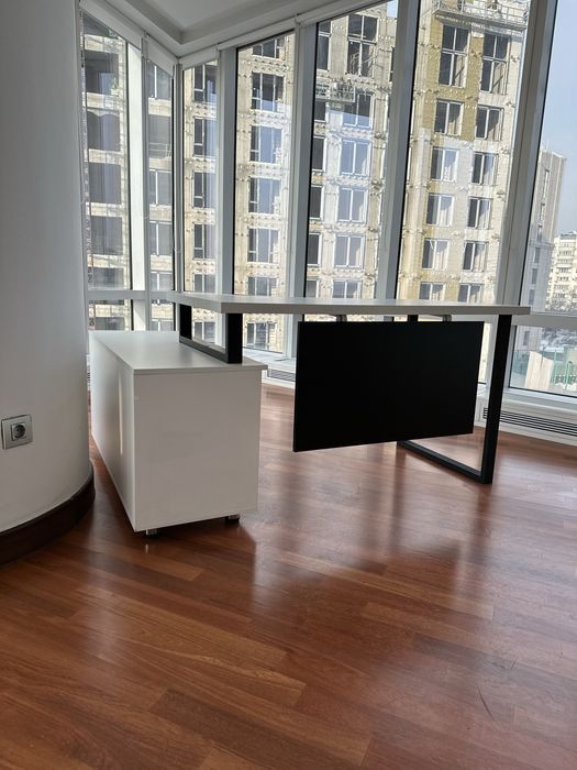 Офисный стол с тумбой