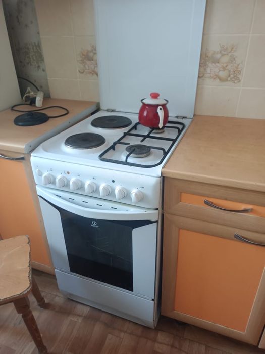 Газовая плита, наполовину электрическая