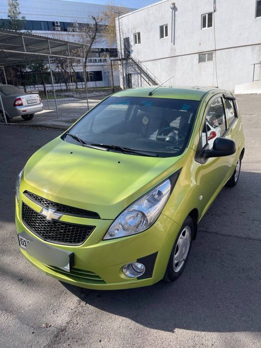 Автомобиль марки Спарк отечественного производства салатого цвета с п