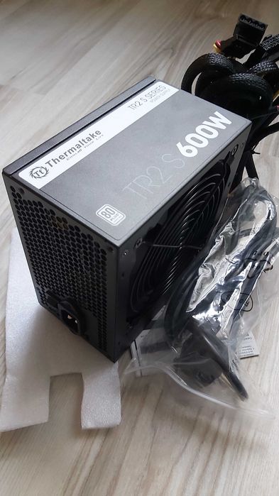 Vând sursa PC Thermaltake TR2S 80+ 600W eficienta 86% ,nouă
