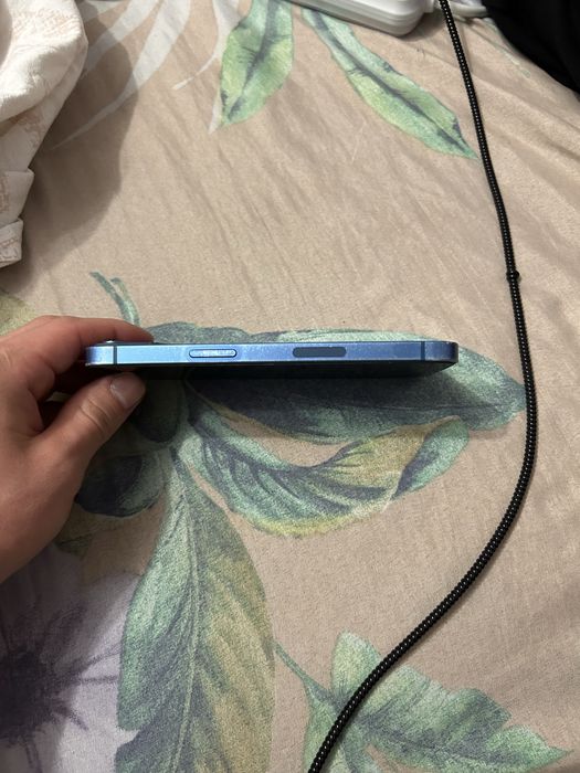 Продам iPhone 13