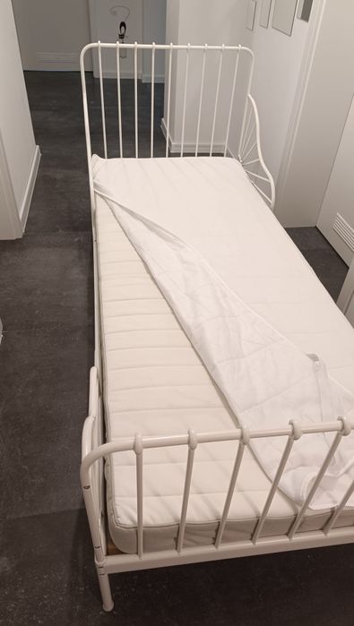 Vand toate la acest pret pat metalic 200x80 cm + somiera lemn + saltea arcuri + protectie