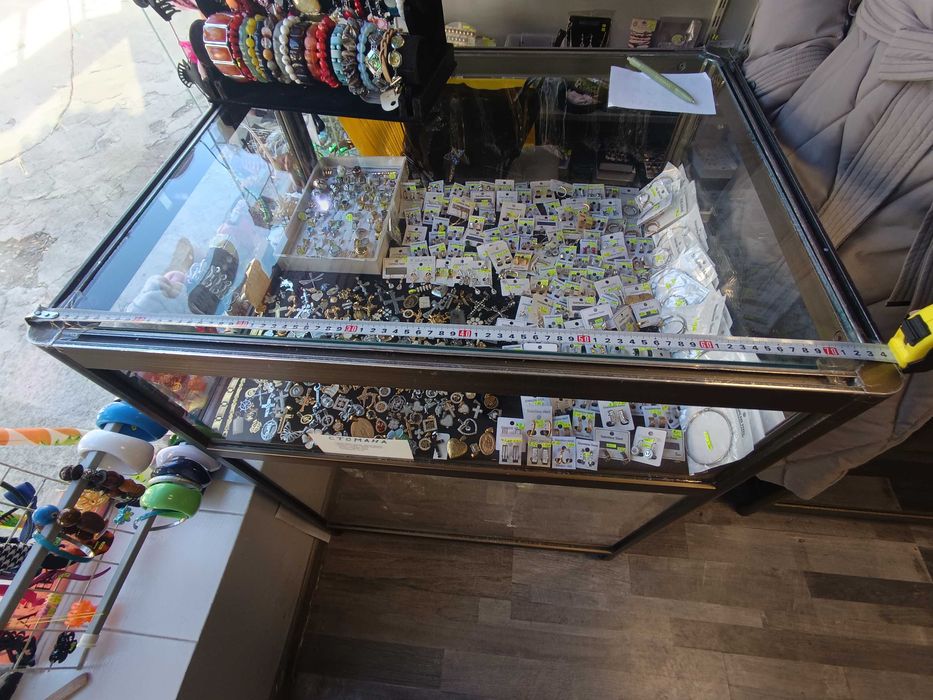 Стъклена витрина/ витрини