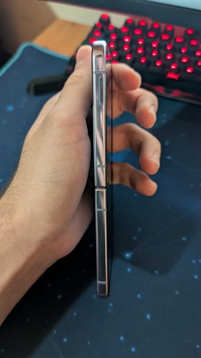 Vând Samsung Galaxy Z Flip4 – 128GB – Bora Purple