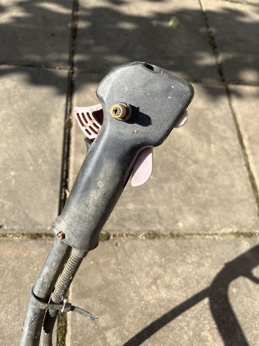 Trimmer gazon Ikra pe benzina