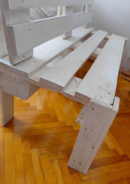 Бяла пейка от палети