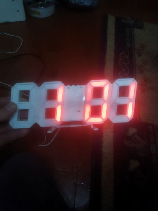 Продам настольные электронные часы.