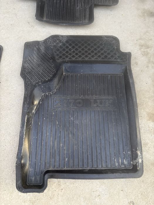 Резиновый коврик для авто .